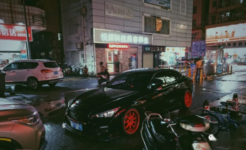 每次还原就换风格，连深圳交警都认识这辆要一年一审的英菲尼迪Q