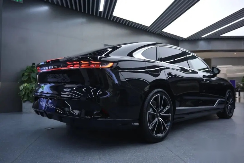 探店“新行政电动旗舰”岚图追光PHEV，车长超5米，轴距达3米
