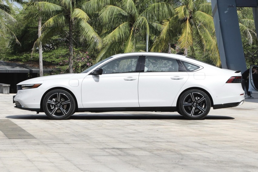 汉DM-i荣耀版对比雅阁e:PHEV，你更喜欢哪一款？