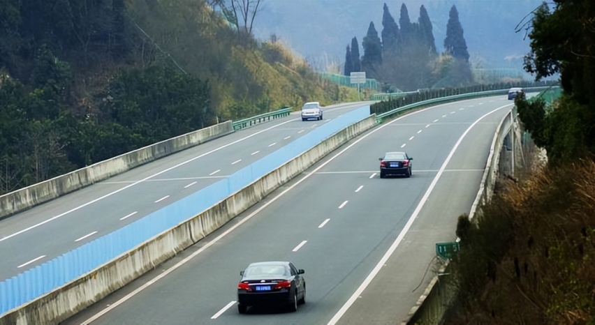 高速上车速110，距离60米，前车突然急刹，后车能刹住吗？