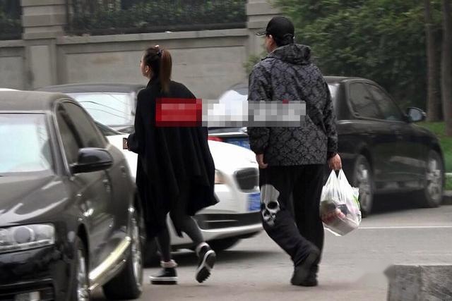 靠《家有儿女》走红,如今成知名投资人,小11岁爱妻曝光豪车无