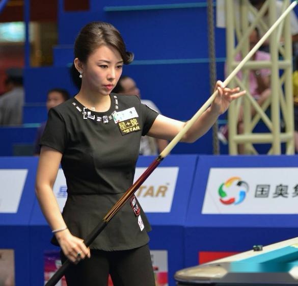 九球天后才35岁就有过亿身价, 出行却开150万玛莎, 低调