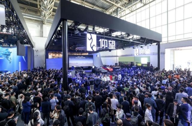 北京车展比亚迪又放大招，搭载云辇-Z技术的仰望U7有多强？