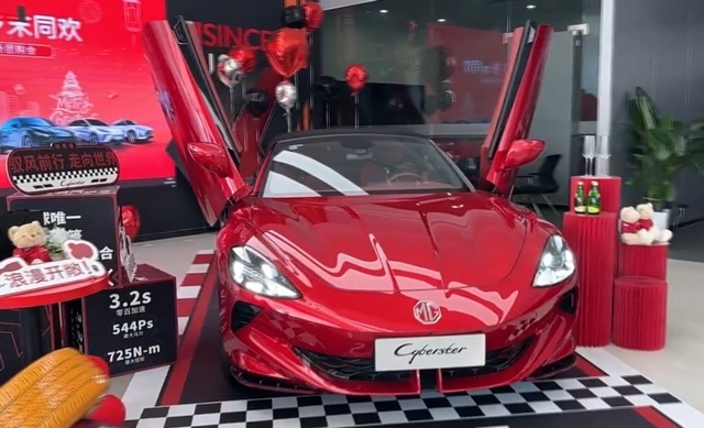 探店名爵：30万就能买到的纯电敞篷跑车，真的很拉风