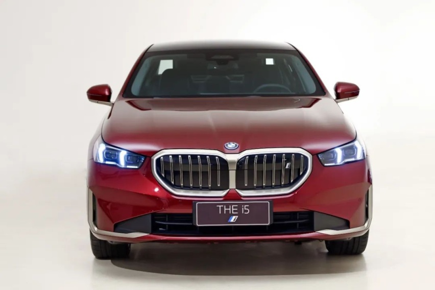 全新BMW 5系长轴版今日在大东工厂下线，月底正式上市！