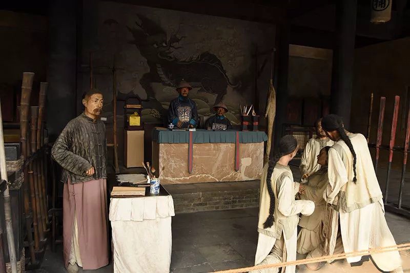 在府署西侧,有着非常全面的古代审讯和刑罚的展览,用图文,雕塑,实物等