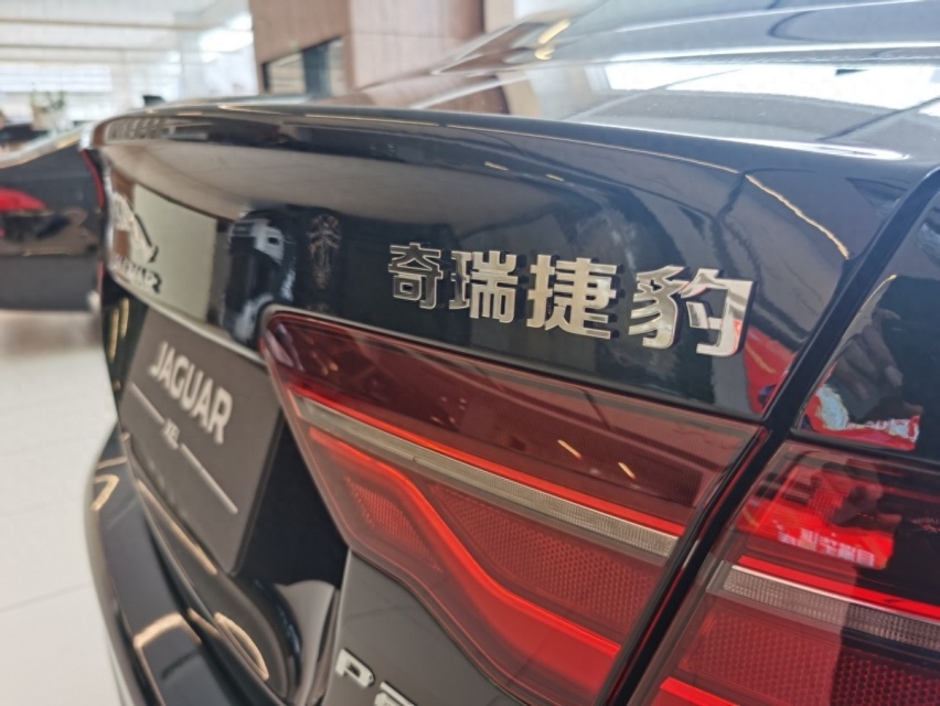 二线豪华崩盘：直降15万减配动力，捷豹路虎离退市还远吗？