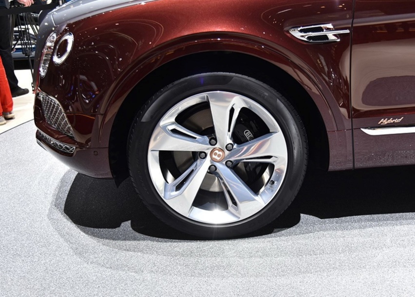 首款宾利的新能源车，3.0T V6加插电混动，219.7万的