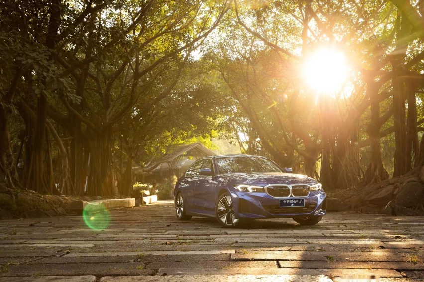 驾驶BMW i系列车型，沉浸式体验360度循环减碳