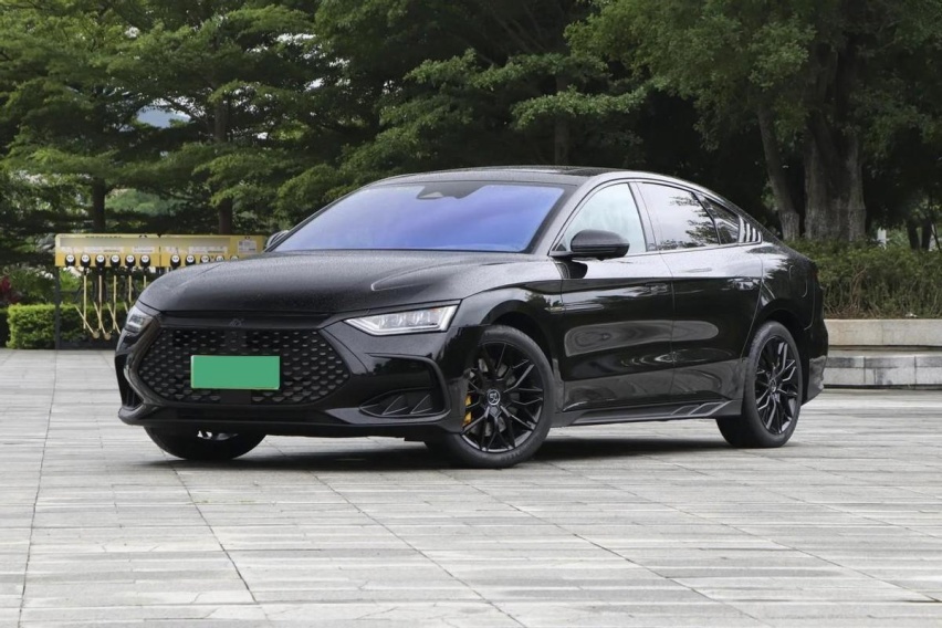 混动轿车排位赛！追光PHEV、哪吒S、比亚迪汉谁是最强王者？
