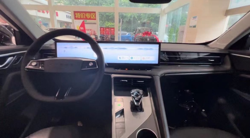 可横移大屏来了，探店全新第三代荣威RX5，这个价格值得买吗？