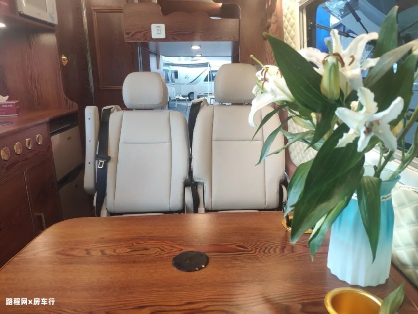 南昌汽车房车展：中式风格的V90 B型房车？上下纵床还有洗衣机，这车真不错