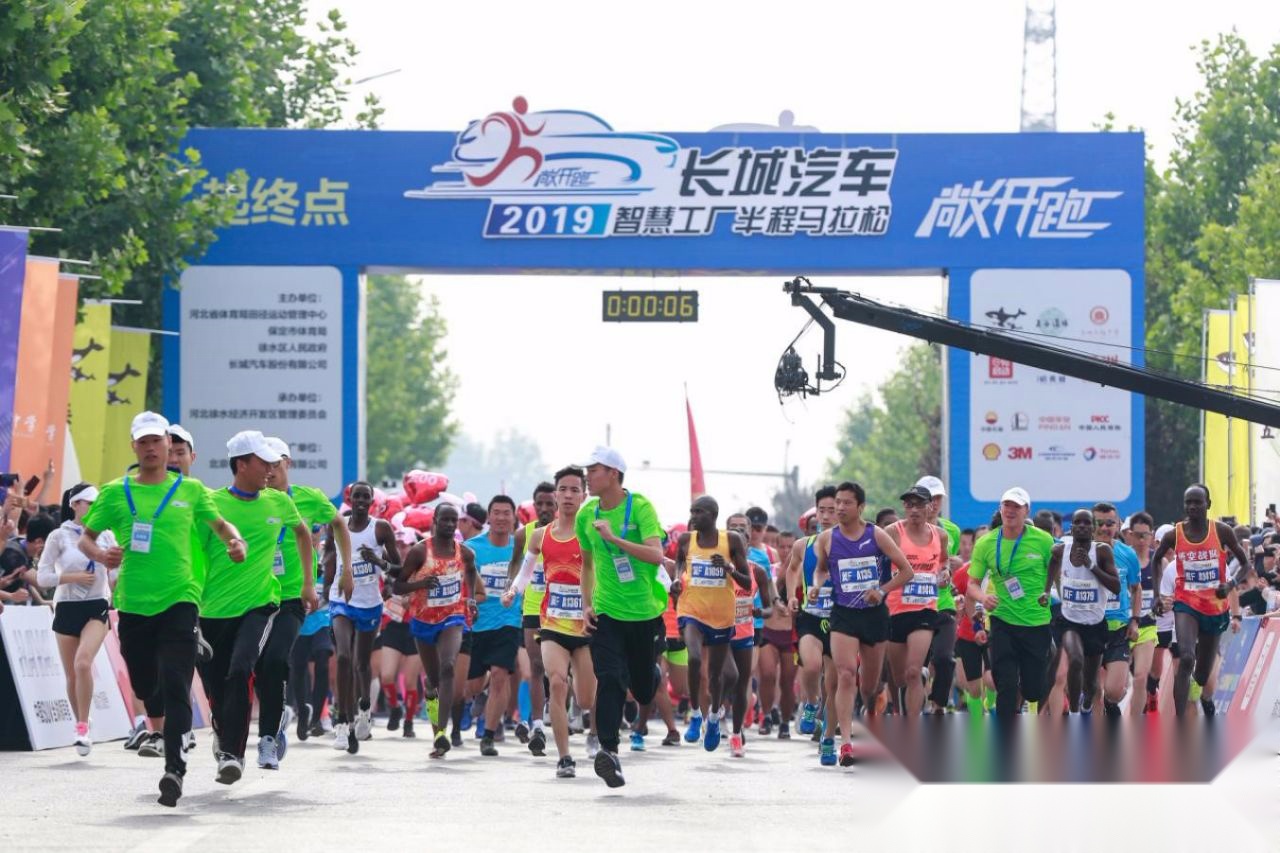 魏建军带高管团开跑马拉松，奥运冠军领跑，据说赛道就值300亿
