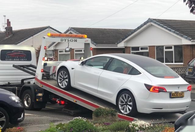 Model 3：已进入自动驾驶模式，方向盘脱离倒计时