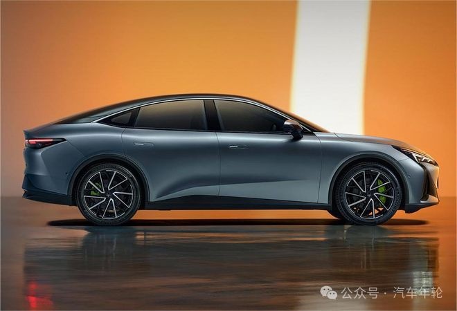 标配800V高压/百公里加速3.7秒，极狐阿尔法S5预售19.98万起