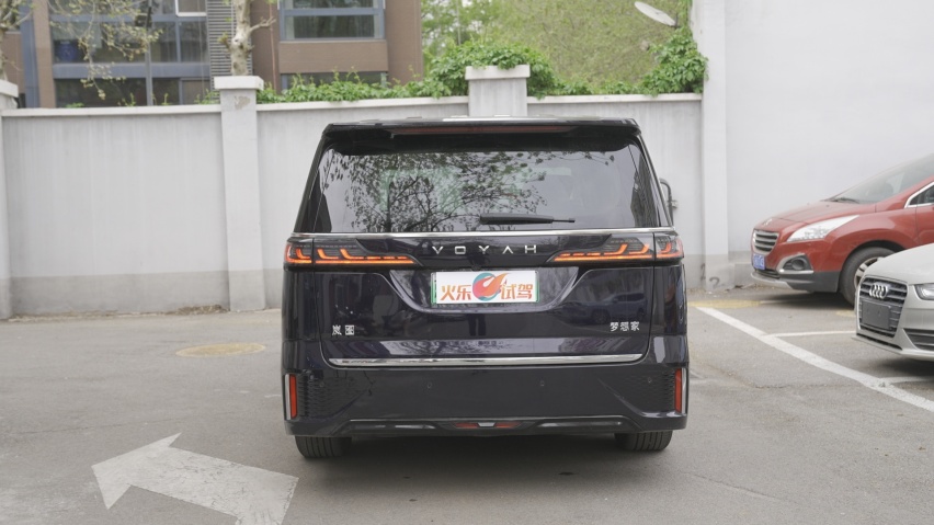 岚图梦想家2022款低碳版 宜商宜家7座MPV