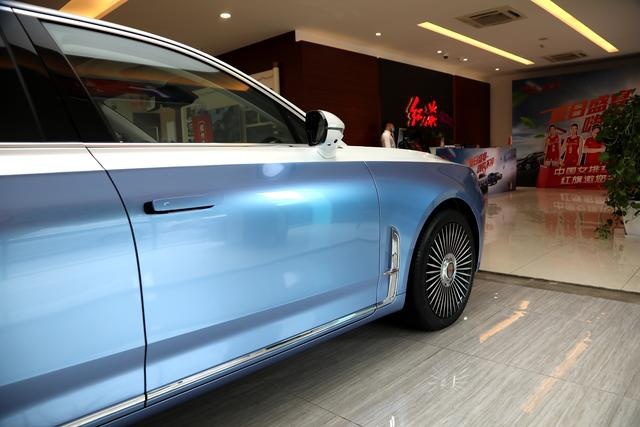 稳重大气 到店实拍红旗H9智联旗享版 这个配色很少见