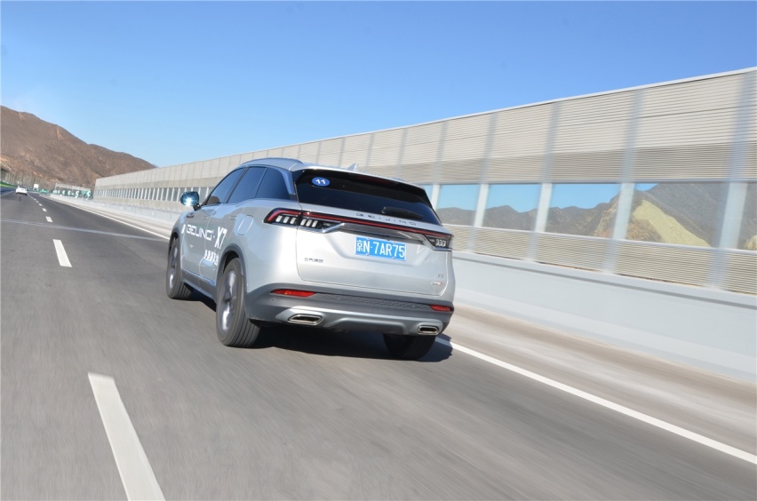试驾BEIJING-X7 拥有同级最长的轴距和行政轿车的静谧性