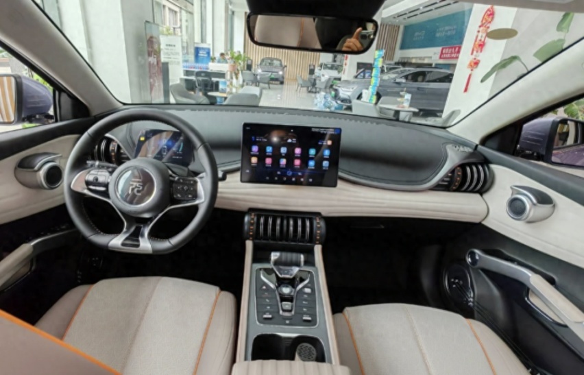 定位纯电车，一公里才8分钱，13.58万起，8月份大卖24272辆