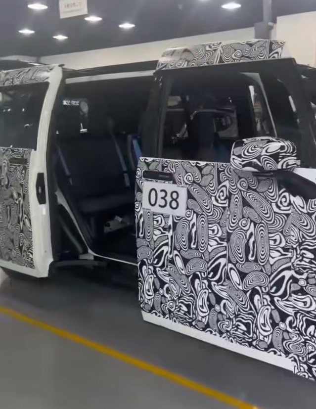极氪CM2E谍照曝光，定位紧凑型MPV，无B柱+对开侧滑门