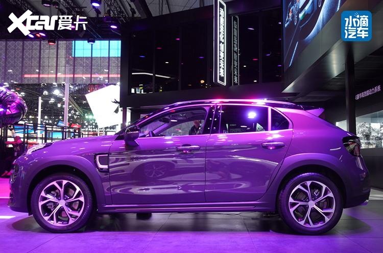 在外观的设计上,领克02 phev与燃油车型并无太大变化.