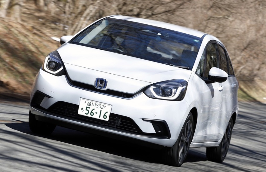 两台8万级爆款家轿换代，最低百公里油耗2.5L，你选谁？