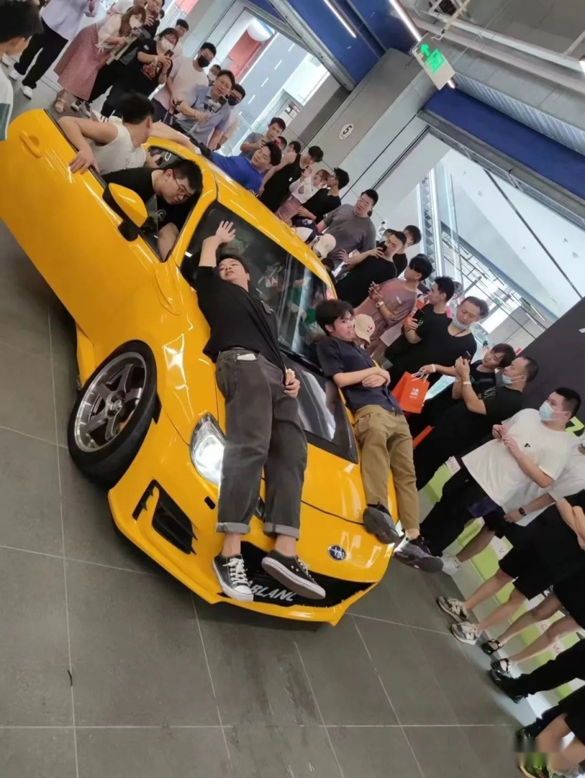 颜值与性能都在线的斯巴鲁BRZ，姿态风外观下有着300匹轮上马力