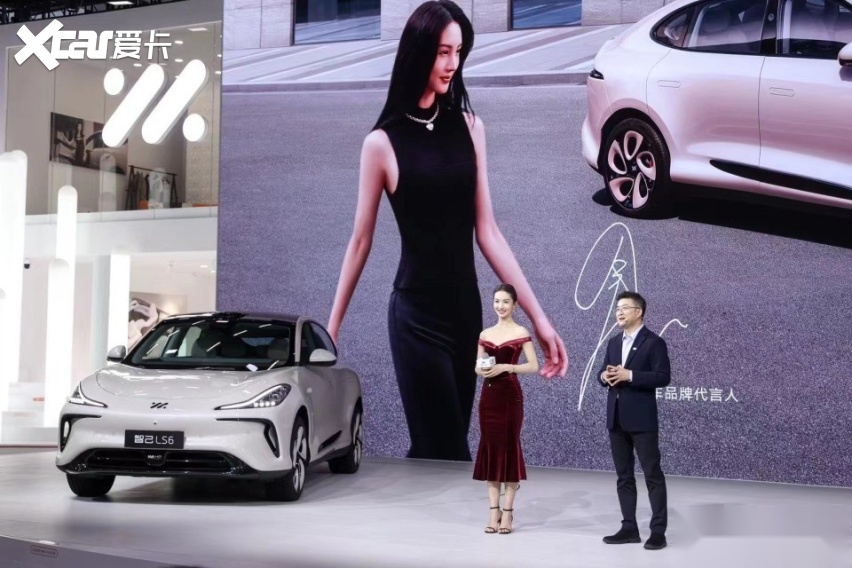 金晨亲手交付"超级爆品",广州车展百人喜提智己ls6