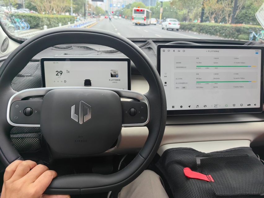 零跑C10现身街头，方正造型更霸气，取消无框车门，配激光雷达