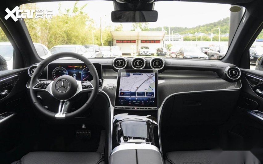 内饰也挑不出什么太大的毛病,游艇式的中控台设计看着挺赏心悦目,搭配