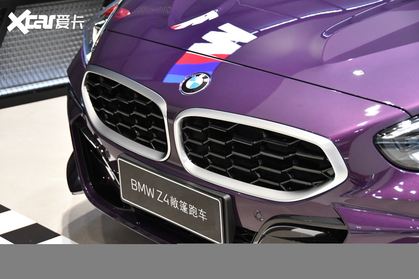 帅到没朋友，BMW Z4敞篷跑车闪电紫到店实拍