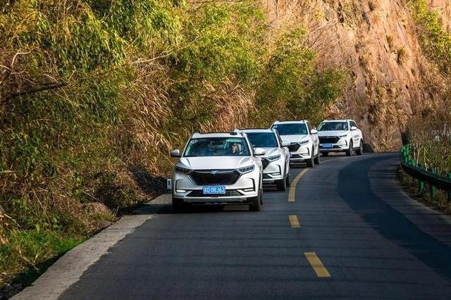 紧凑级SUV新黑马正式交付!车市“三好生”长安欧尚X7震撼出