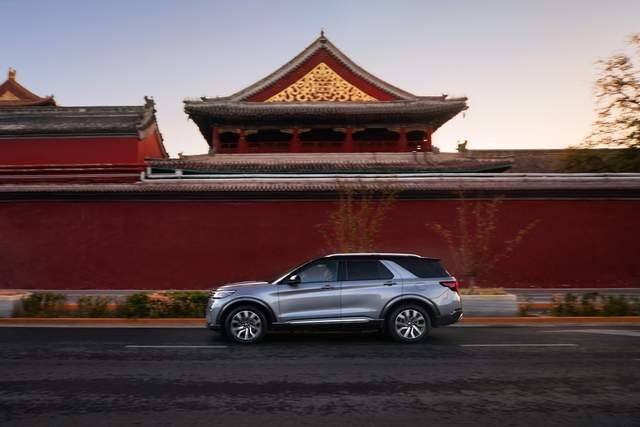 全能型选手再进化 试驾全新福特探险者
