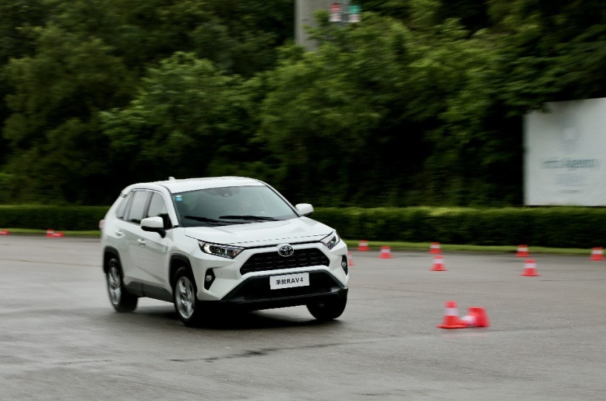 紧凑型SUV“三国杀”：4008VS RAV4 VS途岳