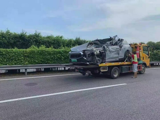 蔚来测试车坠楼致2死，官方回应：与车辆本身无关。