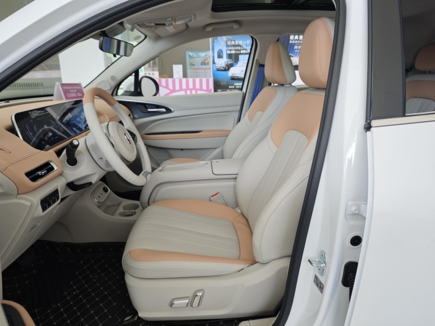 适合女性的纯电小车，2024款欧拉好猫到店实拍，降价还增配