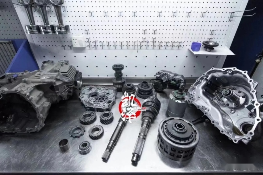 再次进化的日产GT-R R35，单单机舱就放进了两台思域的价格