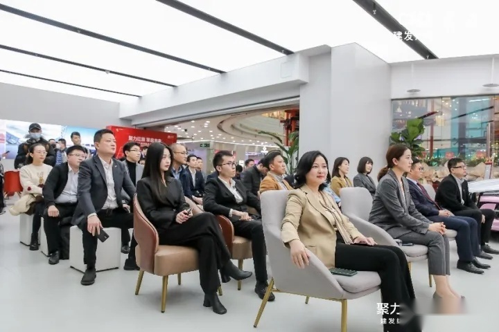 厦门建发红旗湖里万达店开业，传统车企如何玩转商超店？