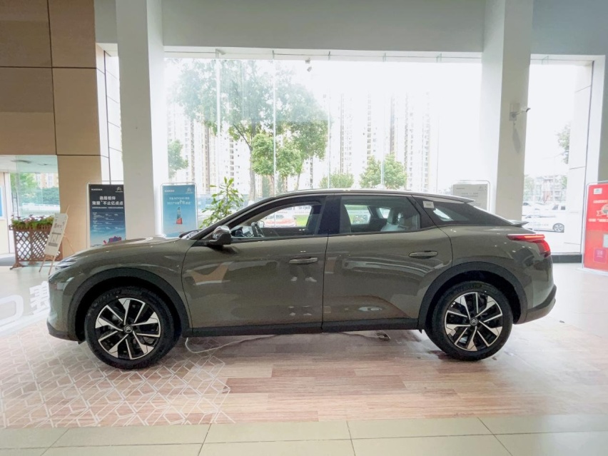 探店|2023款凡尔赛C5 X，入门即豪华，14.37万起售