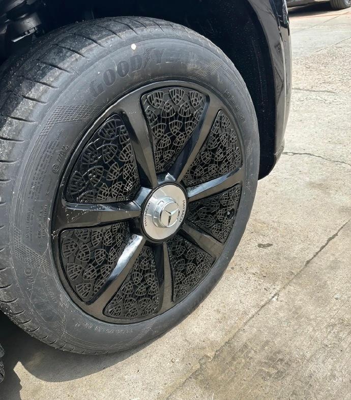为什么奔驰纯电动车卖不好？奔驰迈巴赫EQS680，又贵，又丑！