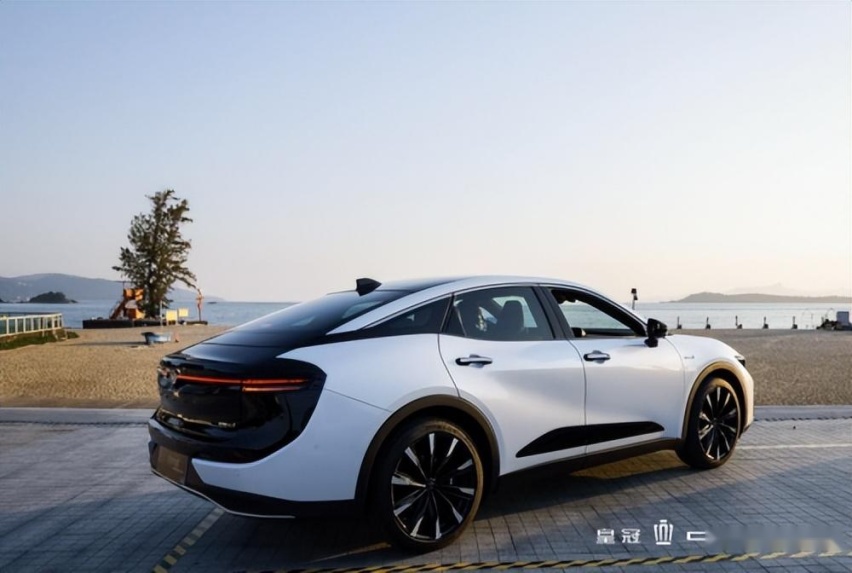 皇冠 SportCross：首搭2.4T双擎系统的试驾之旅