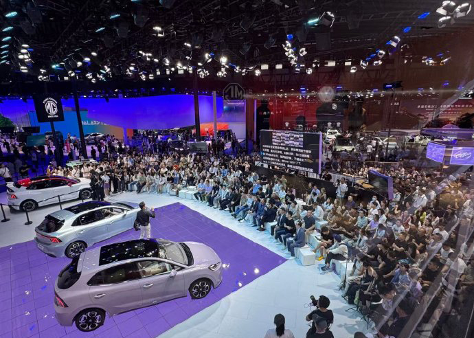 全新AMG CLE 53敞篷轿跑车七夕上市、梅赛德斯-奔驰28款车型亮相蓉城 全新AMG CLE 53敞篷轿跑车七夕上市、梅赛德斯-奔驰28款车型亮相蓉城