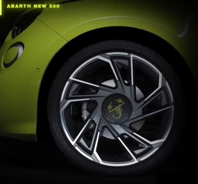 意式纯电小钢炮，呆萌造型添凶狠，Abarth 500实车曝光