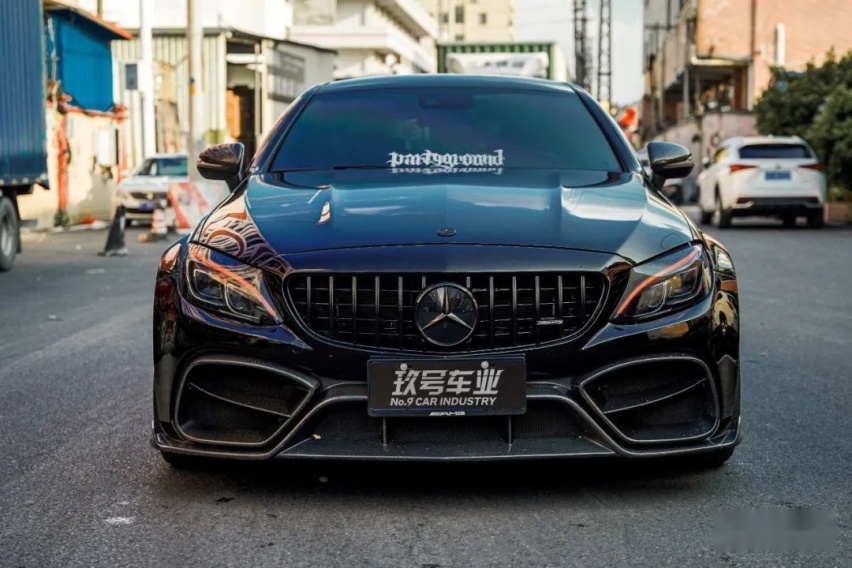 气动姿态风的奔驰AMG C63 Coupe，趴在地上的它显得更加优雅