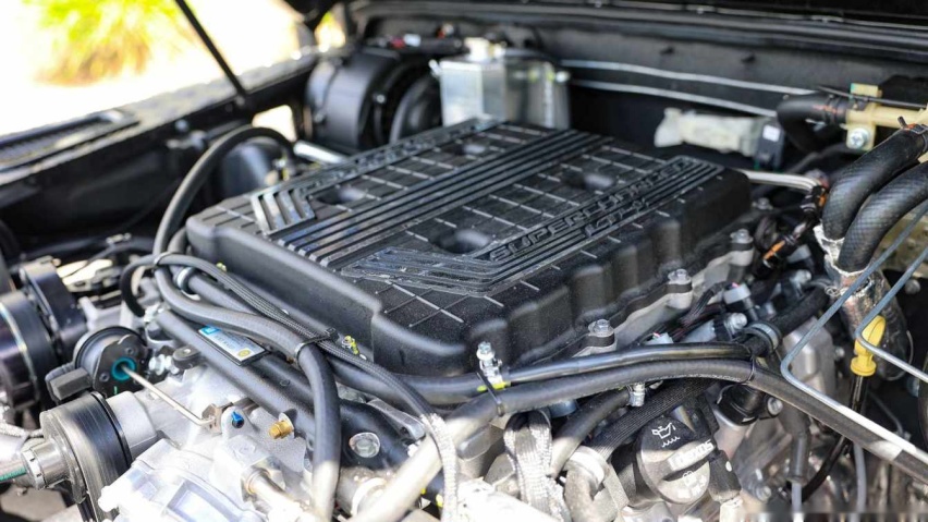 硬塞入通用LT4 V8机械增压，这台路虎卫士D110老爷车有点帅