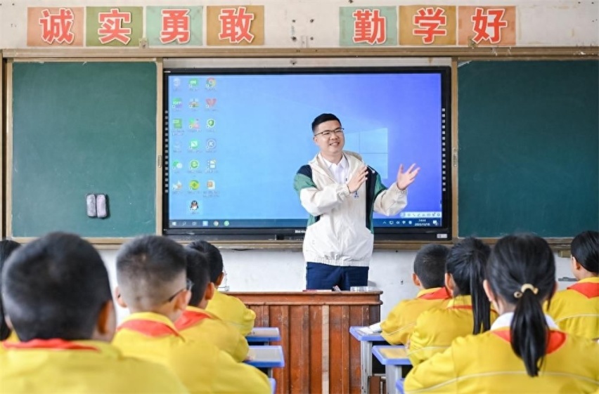 传递公益力量 “腾势微光图书角”落地边境小学