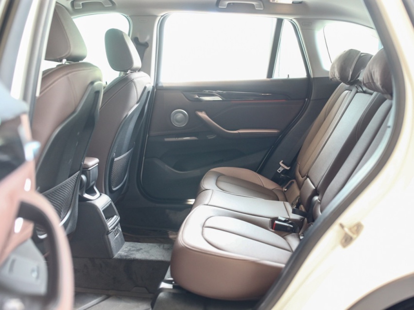 20万就能买宝马！还是SUV 但全新车型更省油还有双联屏？