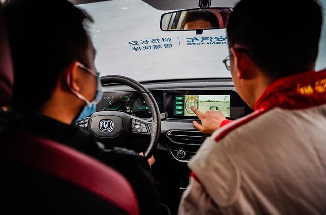 仅凭全景影像也能过单边桥？“盲驾”蓝鲸双雄挑战不可能