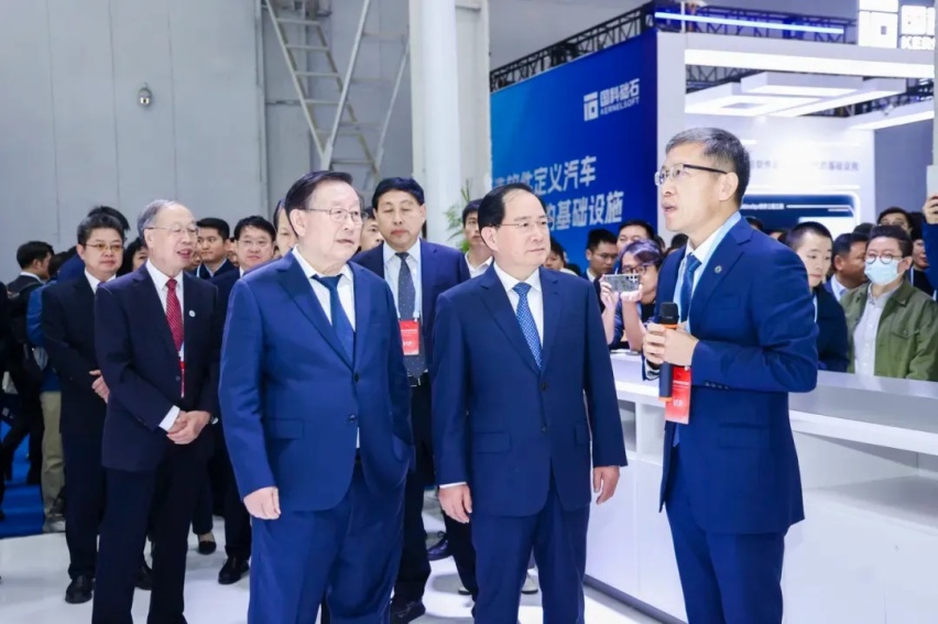 东风风神L7重磅亮相2024世界智能网联汽车大会
