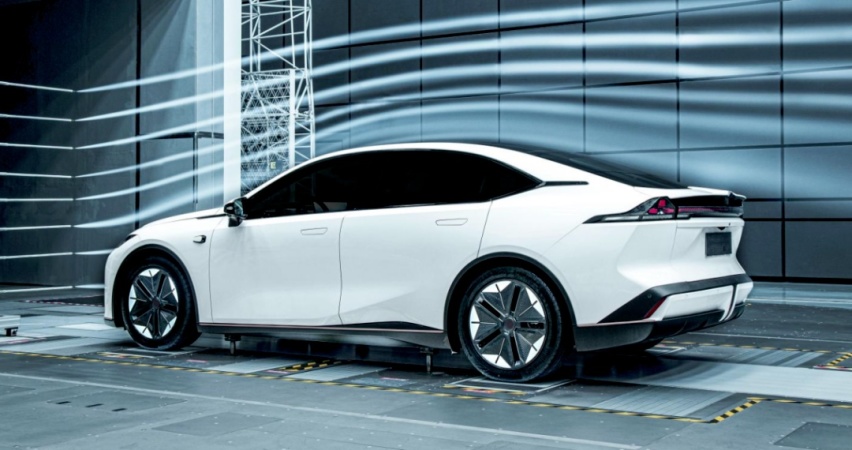 比Model 3更值得买！长安深蓝SL03上市，16.89万元起